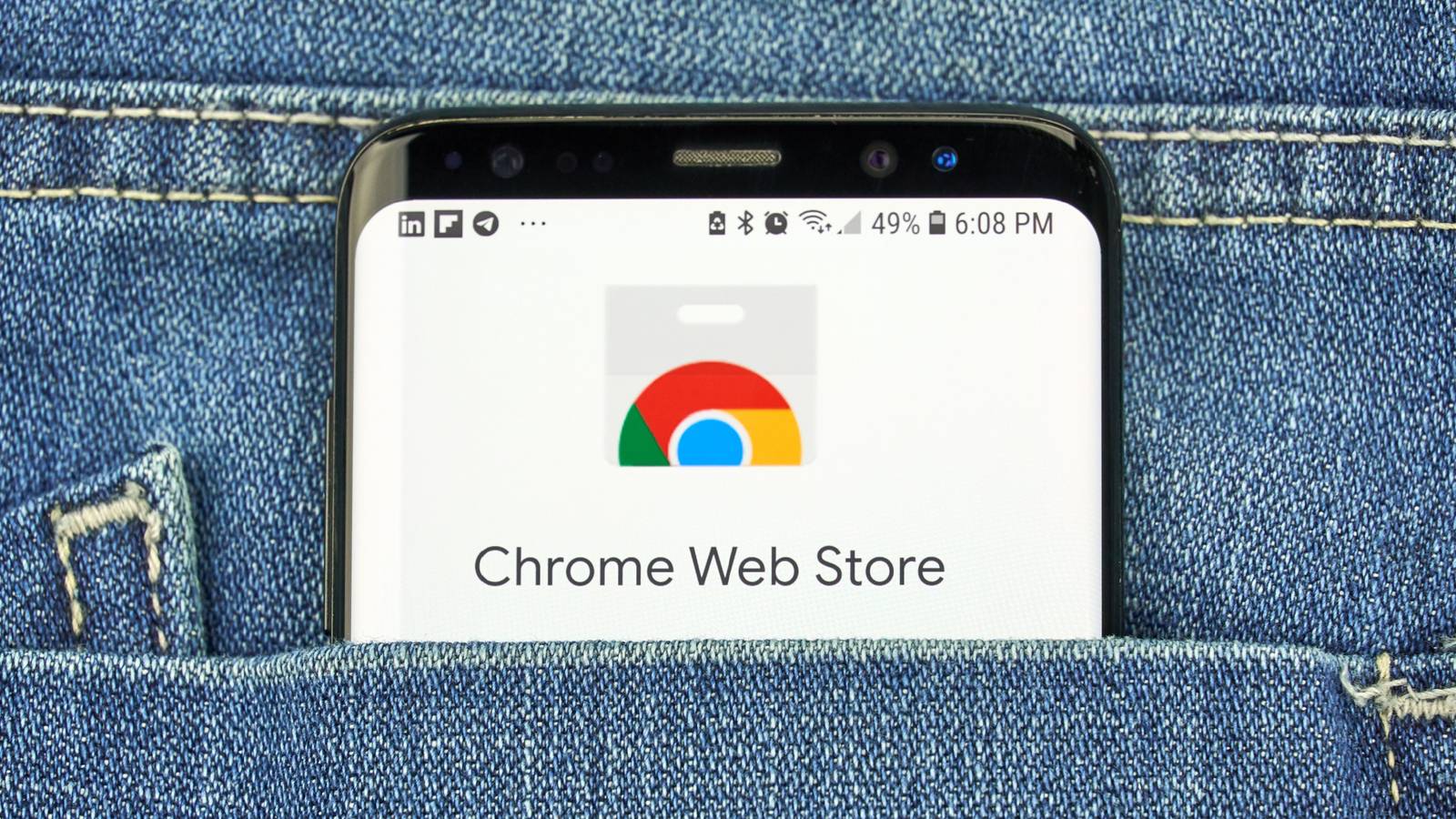 Логотип Chrome Web Store на телефоне в заднем кармане джинс