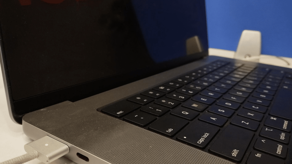 MacBook Pro не включается, но заряжается — исправление