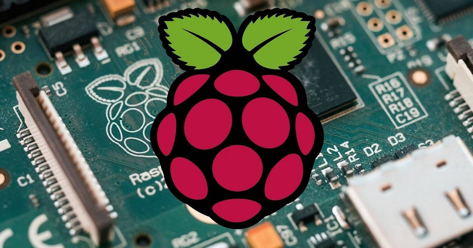 Логотип Raspberry Pi OS на фоне платы Raspberry Pi