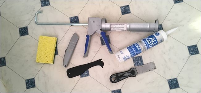 Разрез старого герметика ножом