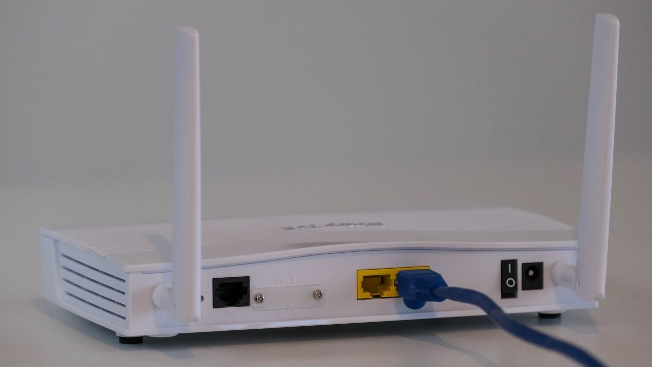 Фотография Ethernet‑портов на задней панели роутера