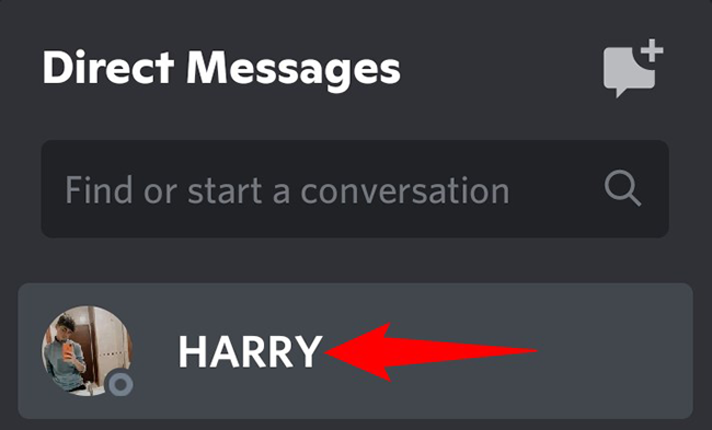 Нажмите и удерживайте профиль пользователя в списке личных сообщений.