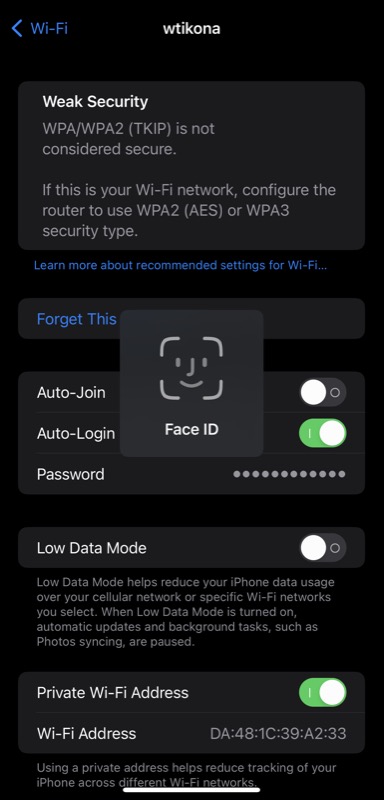 Экран iPhone с полем Пароль для текущей Wi‑Fi сети