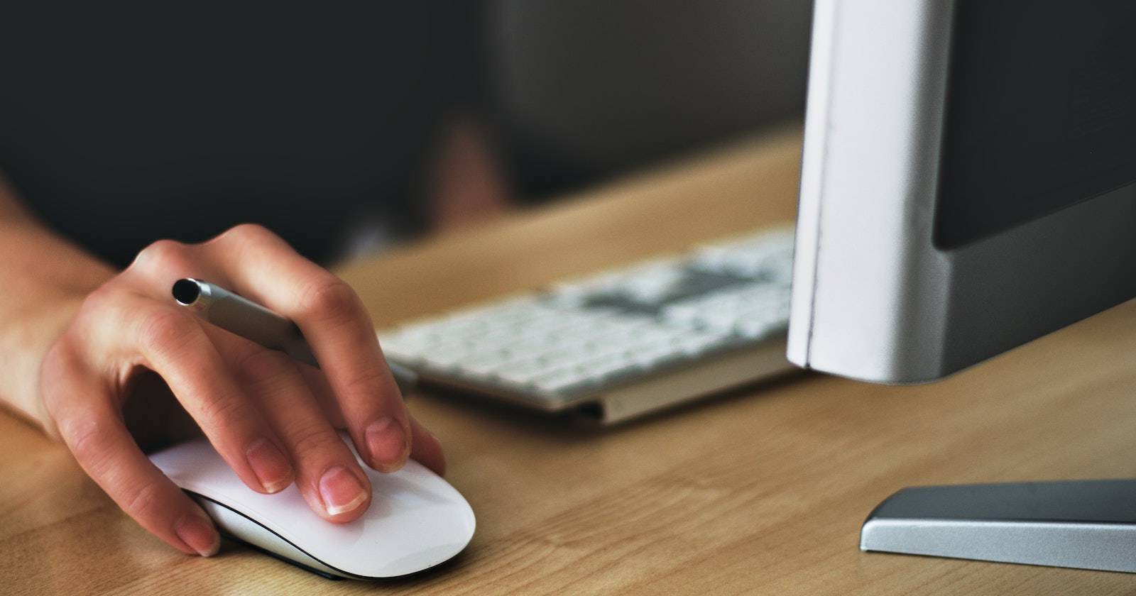 Крупный план руки, держащей ручку и компьютерную мышь