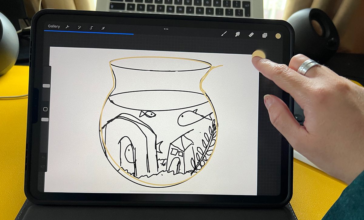 Руки перетаскивают цвет в Procreate, демонстрируя заливку фона рамки.