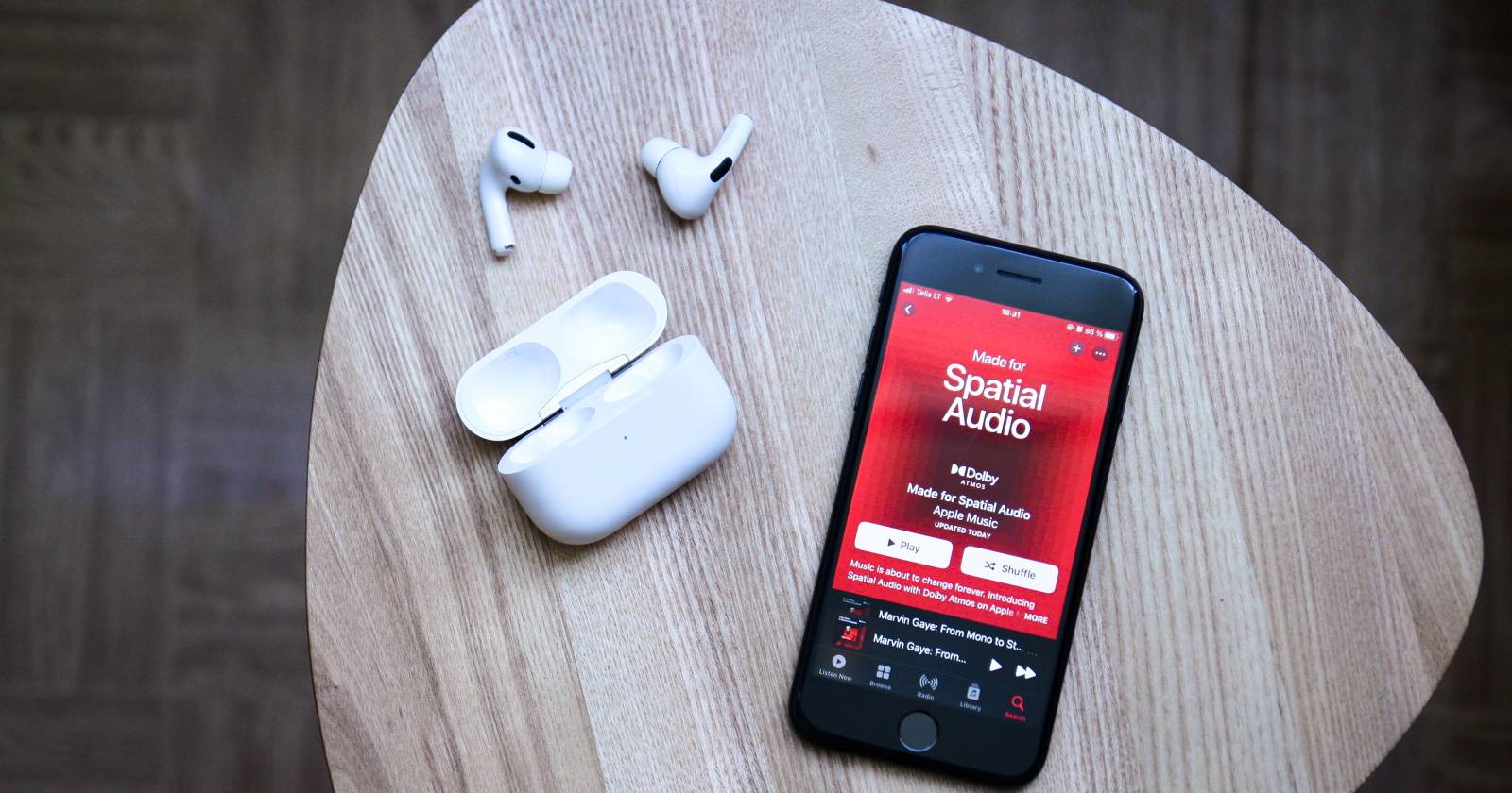 iPhone с Apple Music на столе