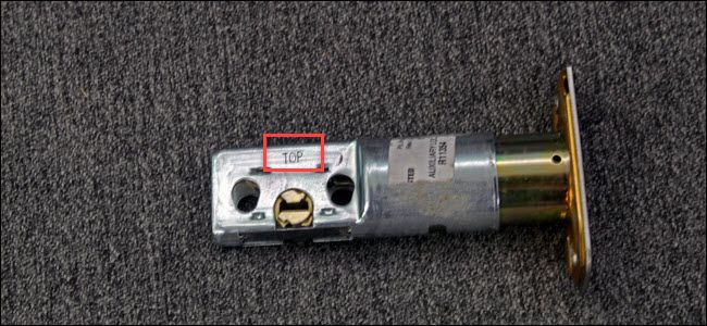 Ригель замка с отметкой «верх».