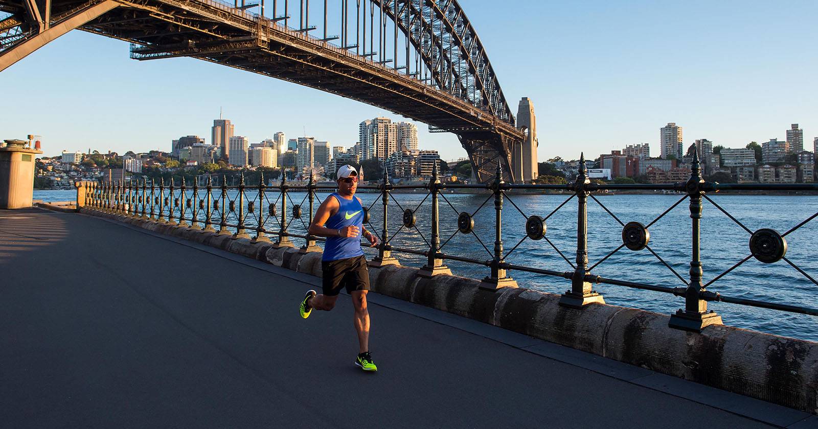 Фото бегуна на фоне моста