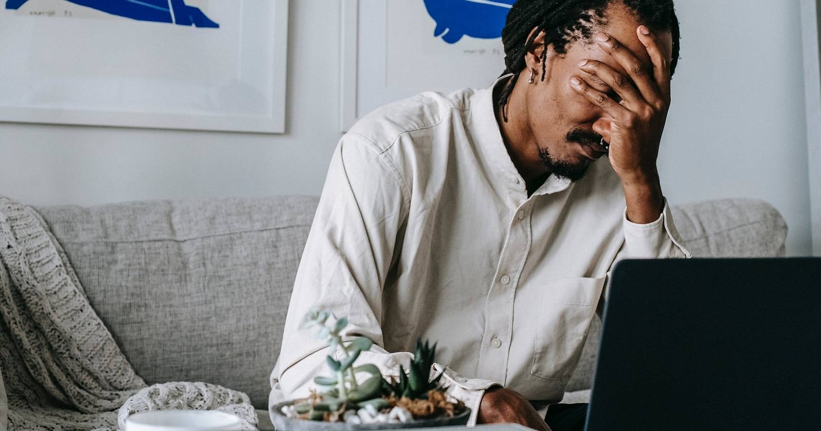 Пользователь с разочарованным ноутбуком