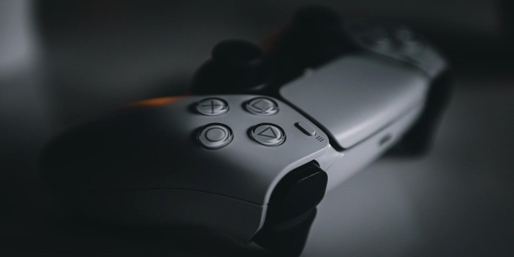 Крупный план контроллера DualSense рядом с PS5