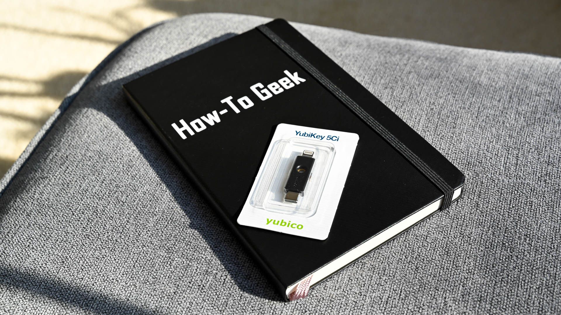 Физический 2FA‑ключ на столе