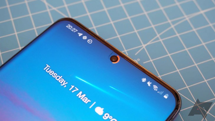 Индикатор заряда вокруг выреза камеры