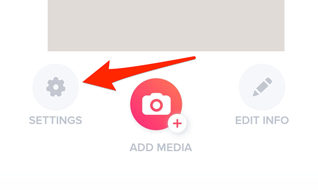 Нажмите «Настройки» в Tinder.