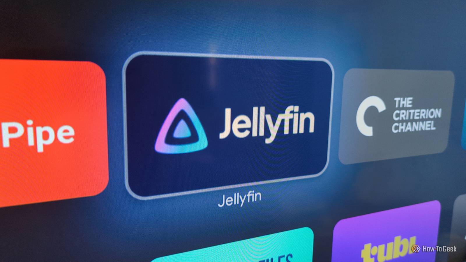 Иконка приложения Jellyfin среди других стриминговых приложений на интерфейсе Google TV.