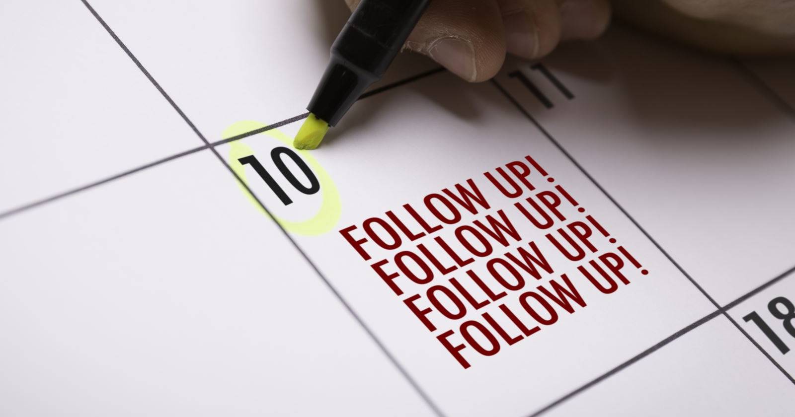 Человек с блокнотом и телефоном, готовый отправить напоминание