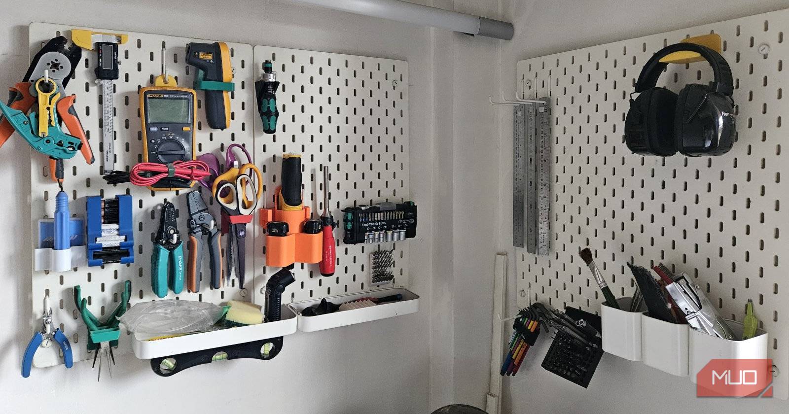 Две перфорированные доски IKEA с несколькими инструментами, закреплёнными на кастомных аксессуарах.