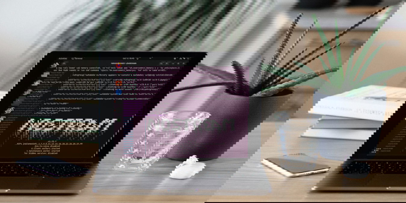 Ноутбук на деревянном столе.