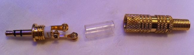 Фотография кабеля с оголёнными проводами