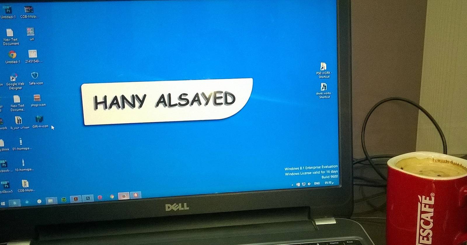Windows 10/11 바탕화면 예시 — 오른쪽 상단에 시스템 정보 표시 공간