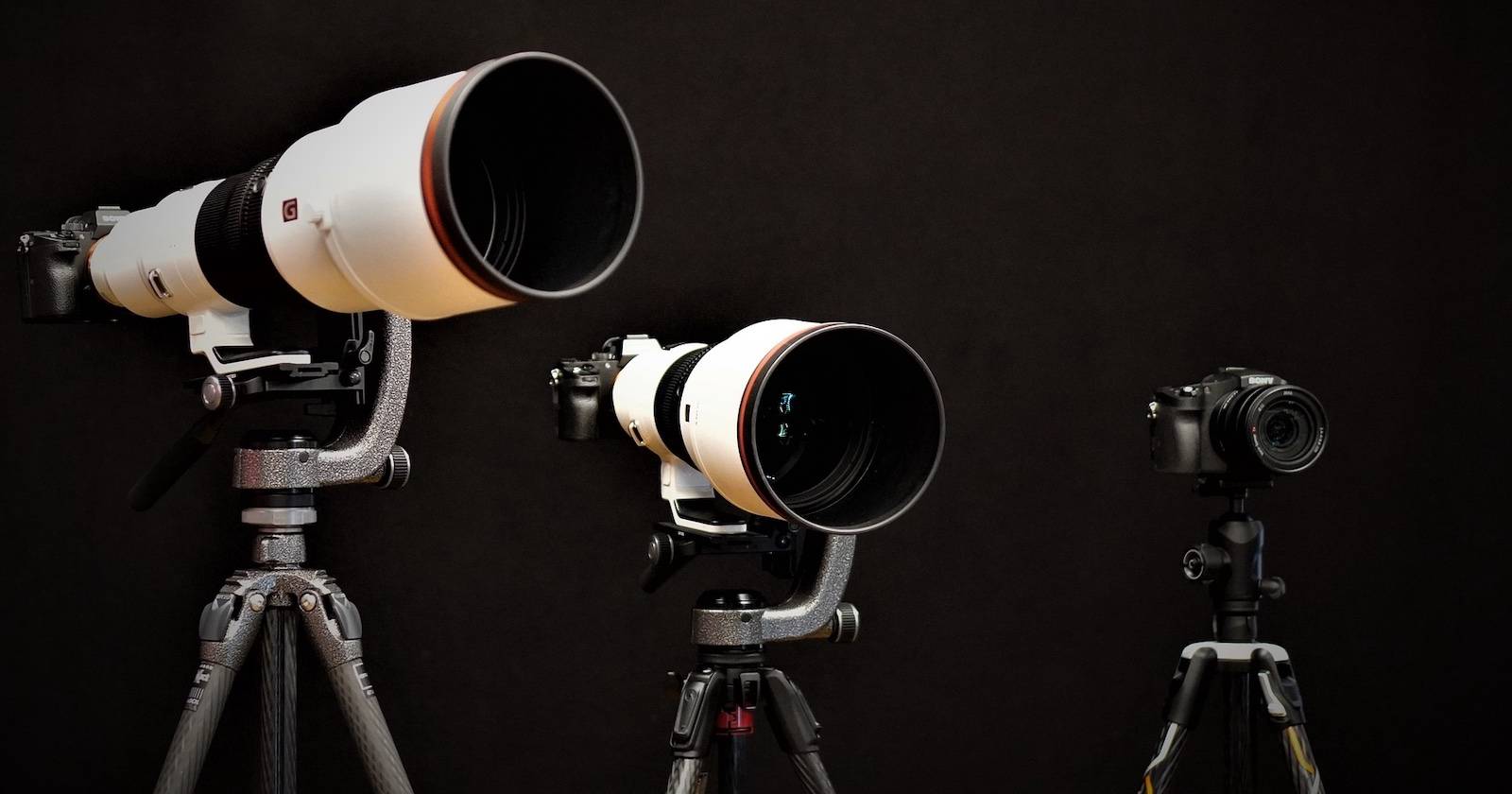 Фото камер на штативах