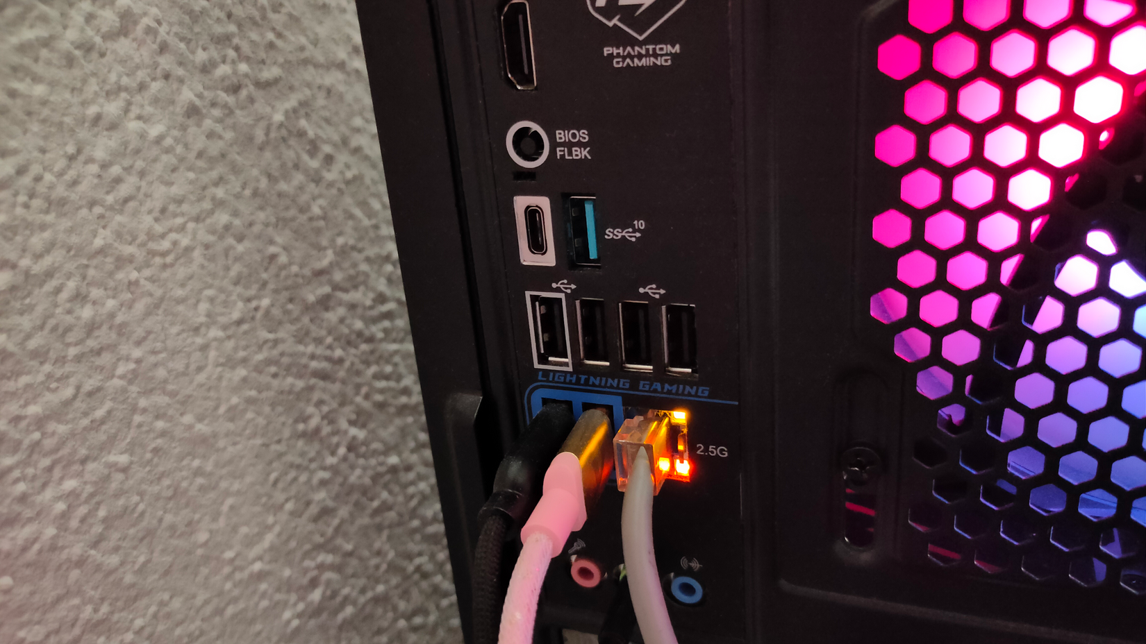 I/O USB‑порты материнской платы AsRock Phantom Gaming.