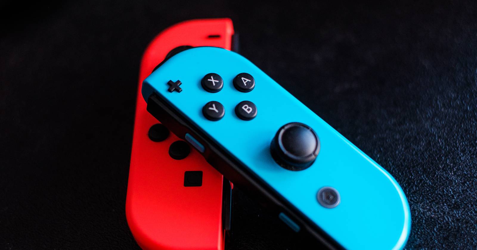 Крупный план контроллеров Nintendo Switch Joy-Con разных цветов