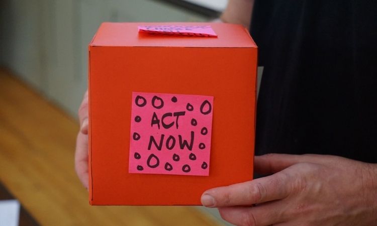 Коробка для пожертвований с стикером