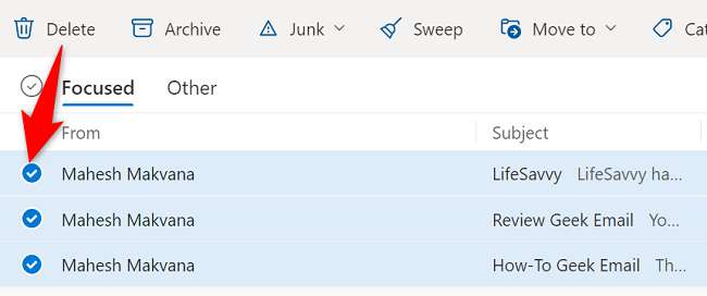 Выберите письма в Outlook для веба.