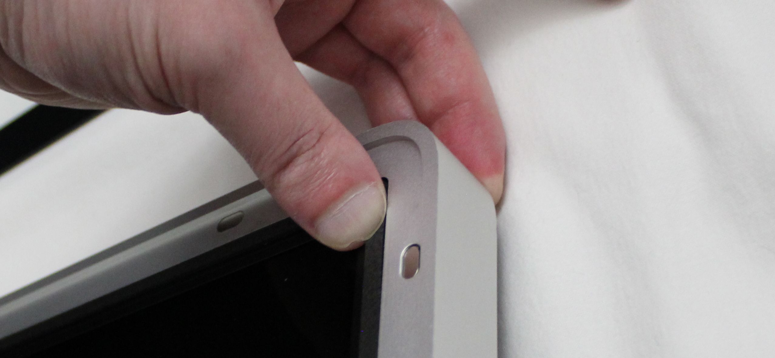 Осторожное снятие рамки в верхних углах