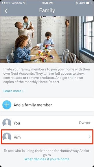 Пользователь подключён и может управлять Nest Thermostat со своего смартфона