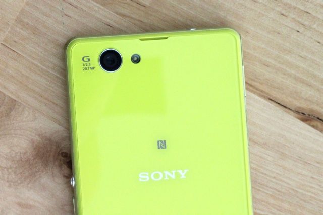 Крупный план камеры смартфона Sony Xperia Z1 Compact