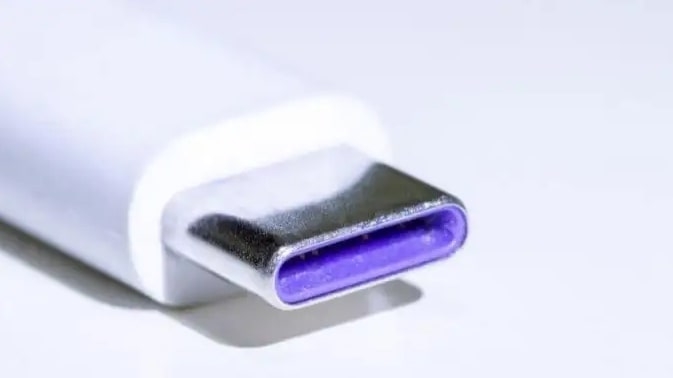 Разнообразные USB‑кабели и порт USB в автомобиле