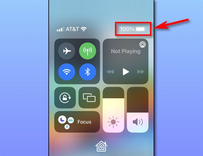 Проверка процента заряда в Пункте управления iPhone