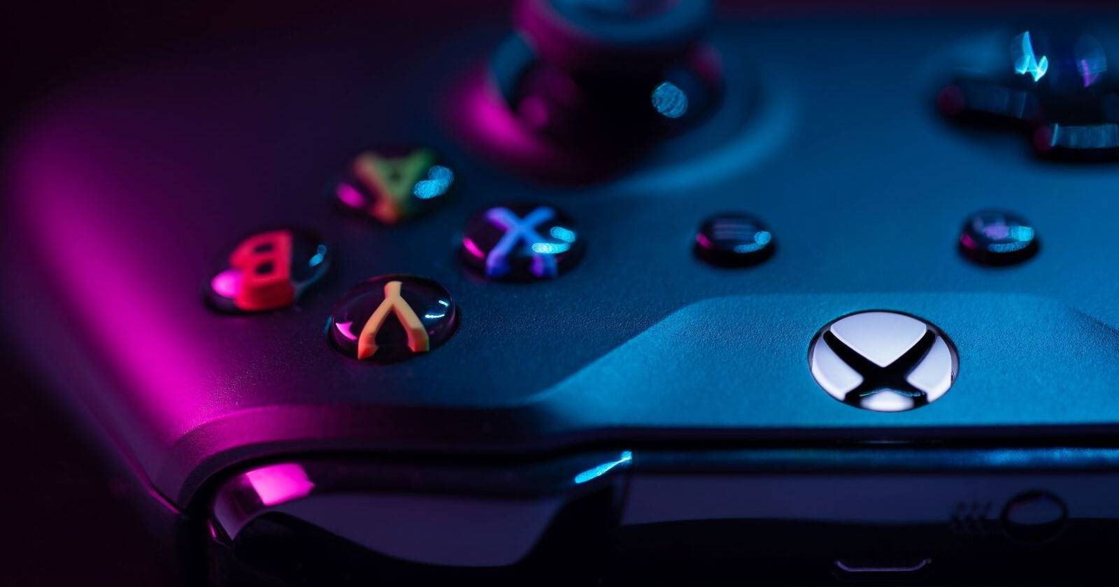 Вид сверху чёрного контроллера Xbox Series X на светлом фоне