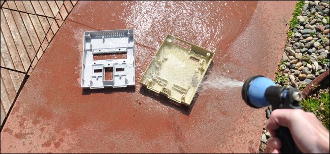 Мытьё пластика шлангом, струя воды и небольшие трещины на поверхности