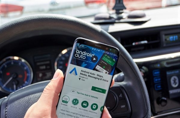 Смартфон отображает процесс удаления и повторной установки приложения Android Auto