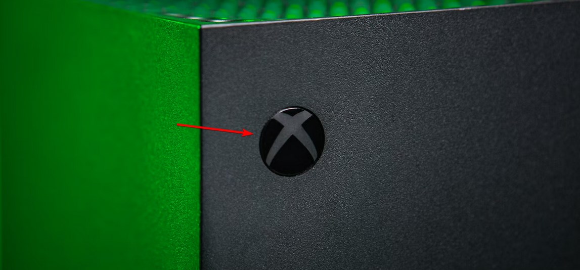 Порт и кнопка питания на корпусе Xbox