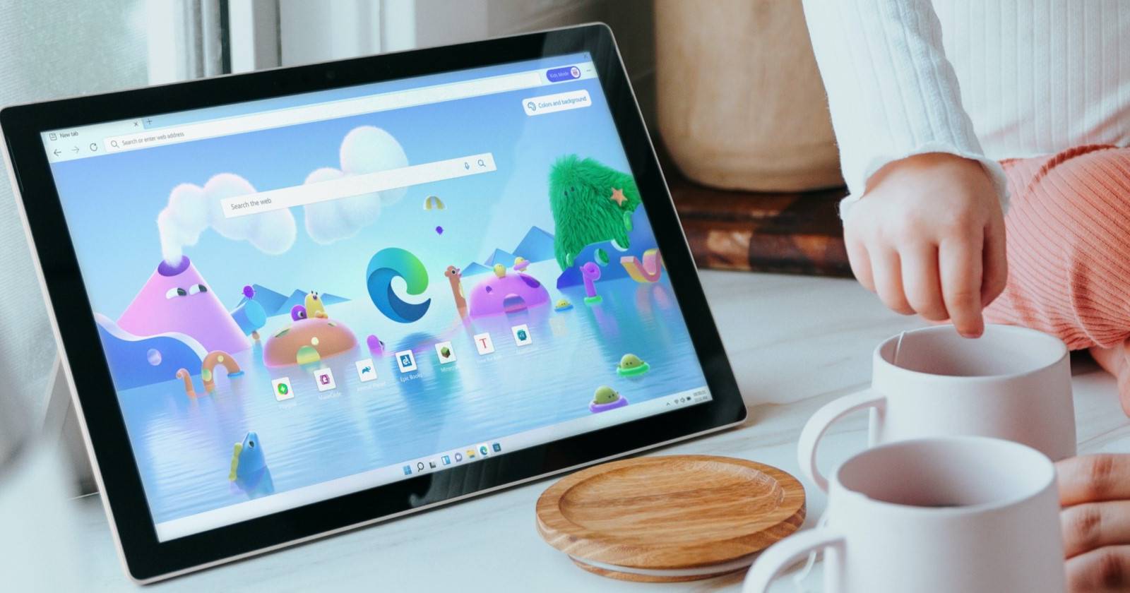 Планшет с Windows 11 на кофейном столике