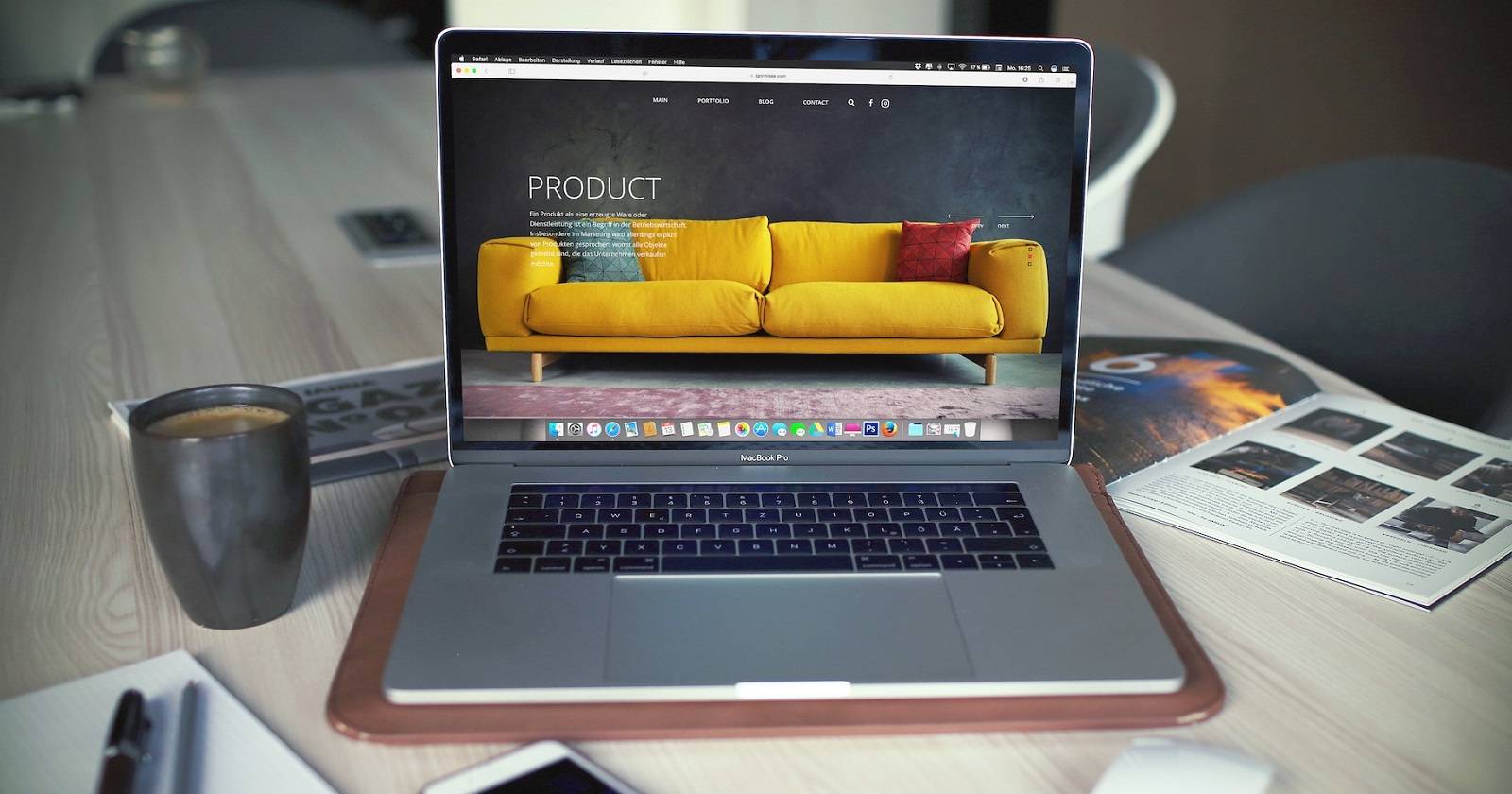 MacBook с открытым сайтом