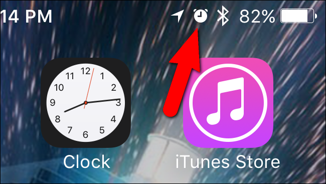 Иконка будильника в строке состояния iPhone