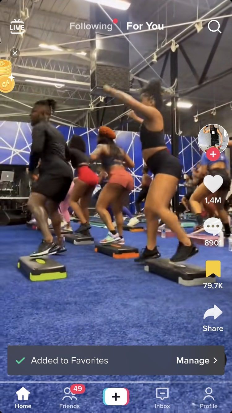 Нажатие значка закладки для сохранения видео