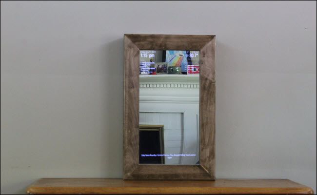 Умное зеркало показывает время, дату и календарь