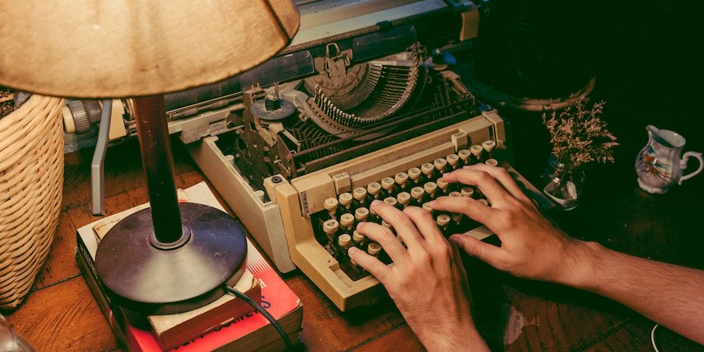 человек печатает на печатной машинке