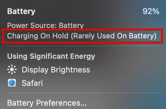 Индикатор батареи с сообщением Charging On Hold на панели состояния macOS