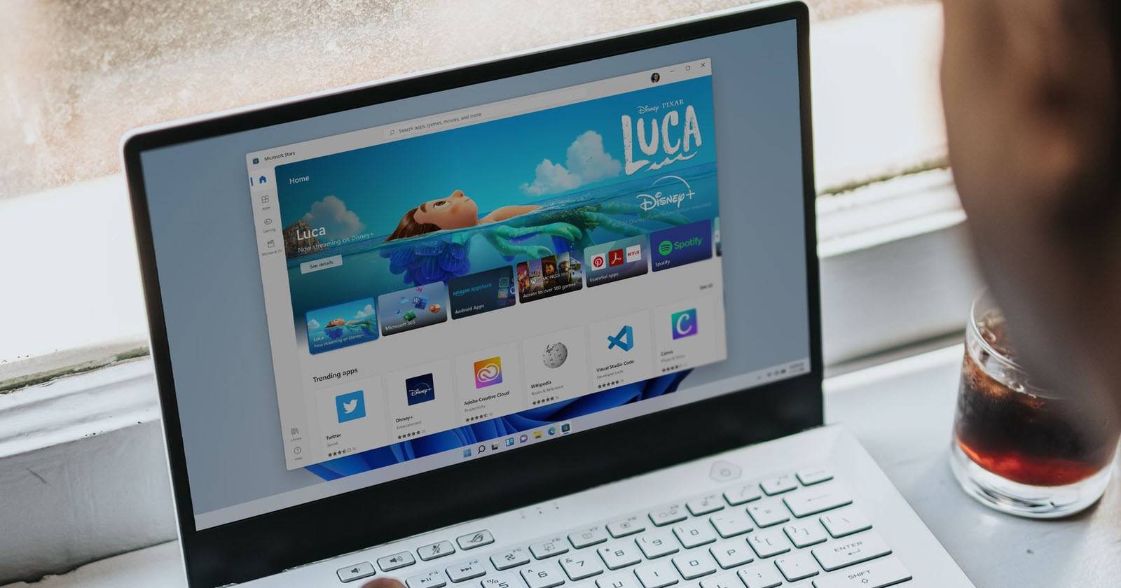 Экран рабочего стола Windows 11 на ноутбуке с изображением рабочего стола