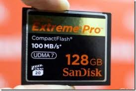 Carte mémoire microSD insérée dans un adaptateur