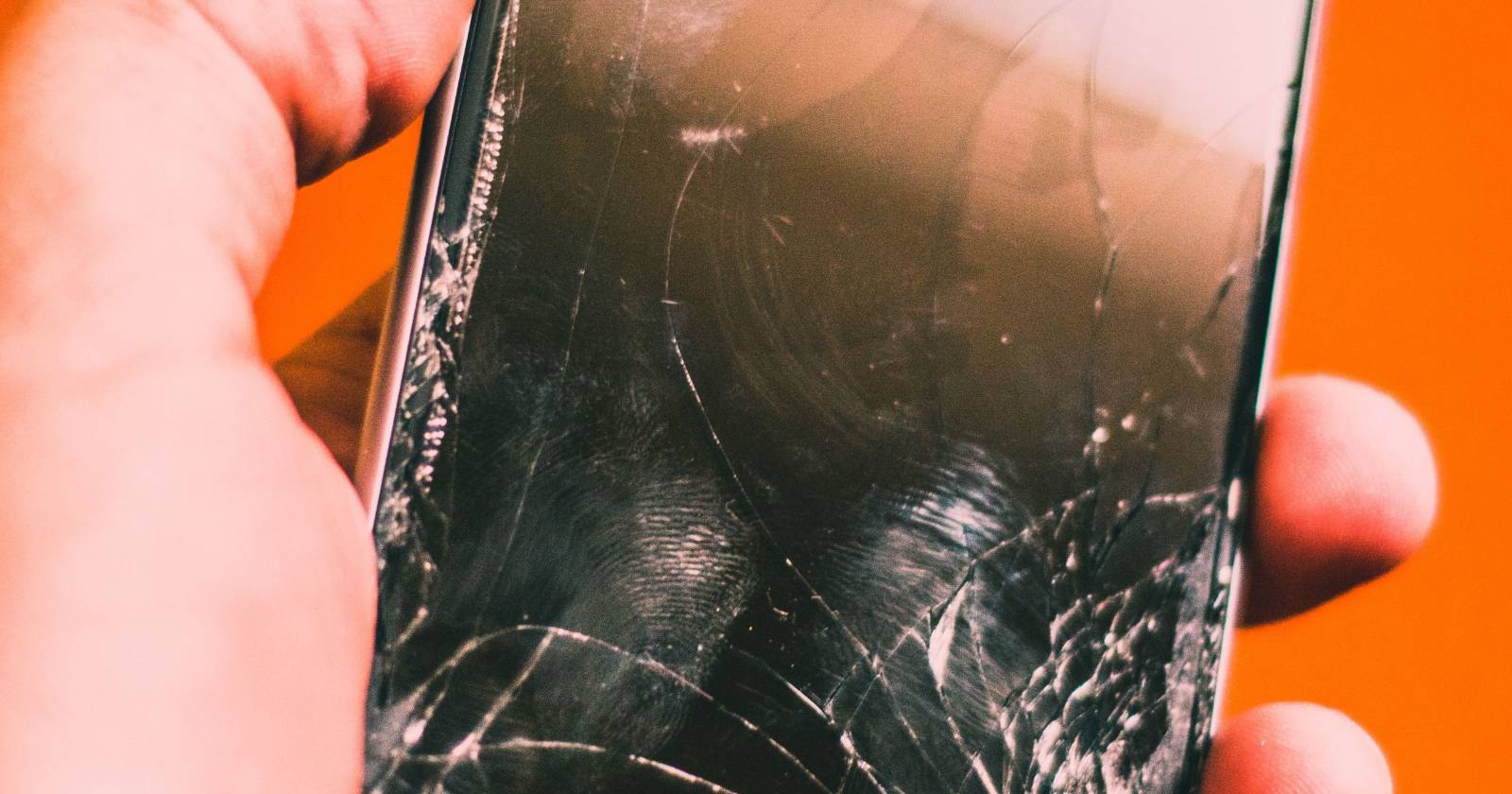 разбитый смартфон с треснувшим экраном