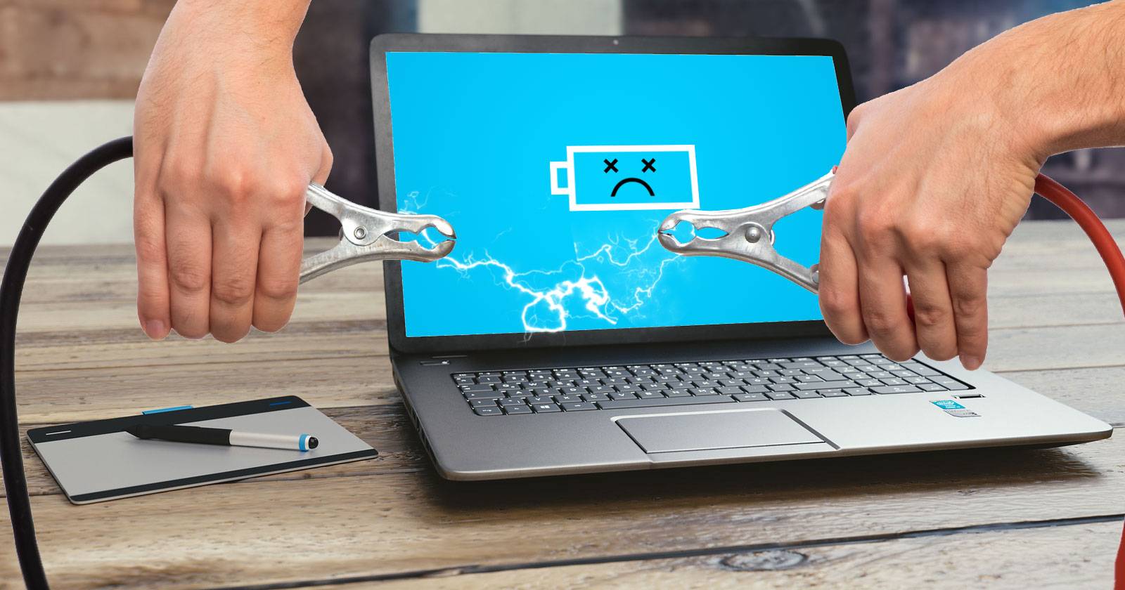 Ноутбук с разряженной батареей на столе