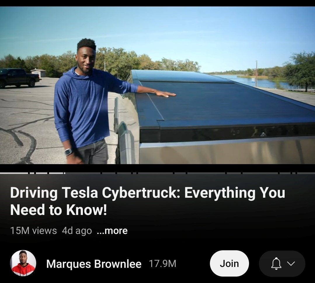 Интерфейс мобильного приложения YouTube с активной функцией Ambient Mode.