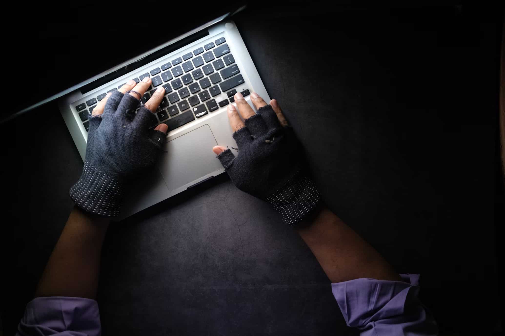 Attore di minacce che usa un portatile in un ambiente domestico